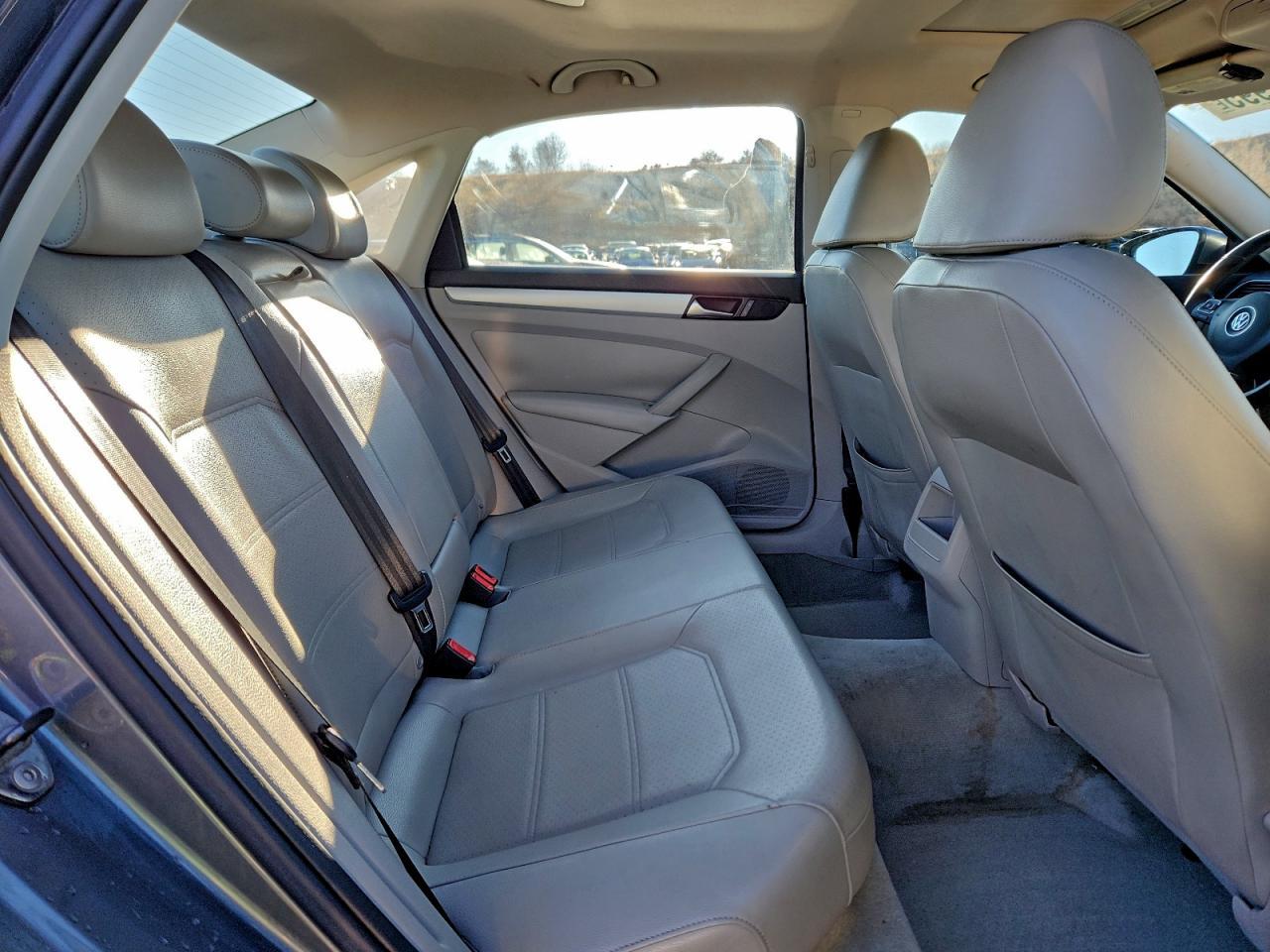 2012 VOLKSWAGEN Passat