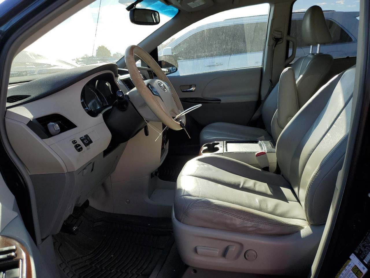 2011 TOYOTA SIENNA
