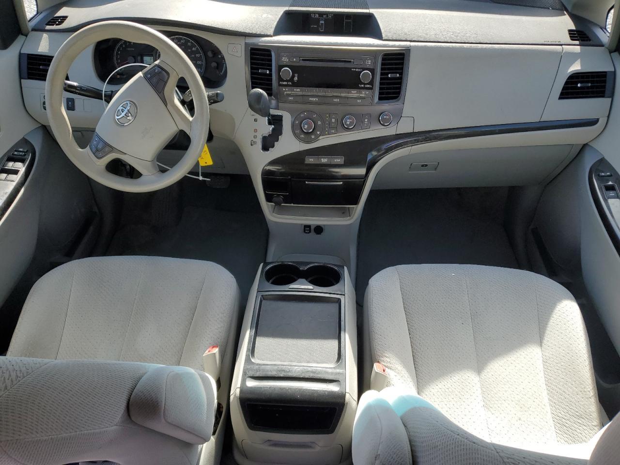 2011 TOYOTA SIENNA