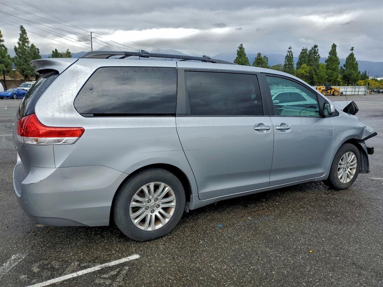 2014 TOYOTA SIENNA