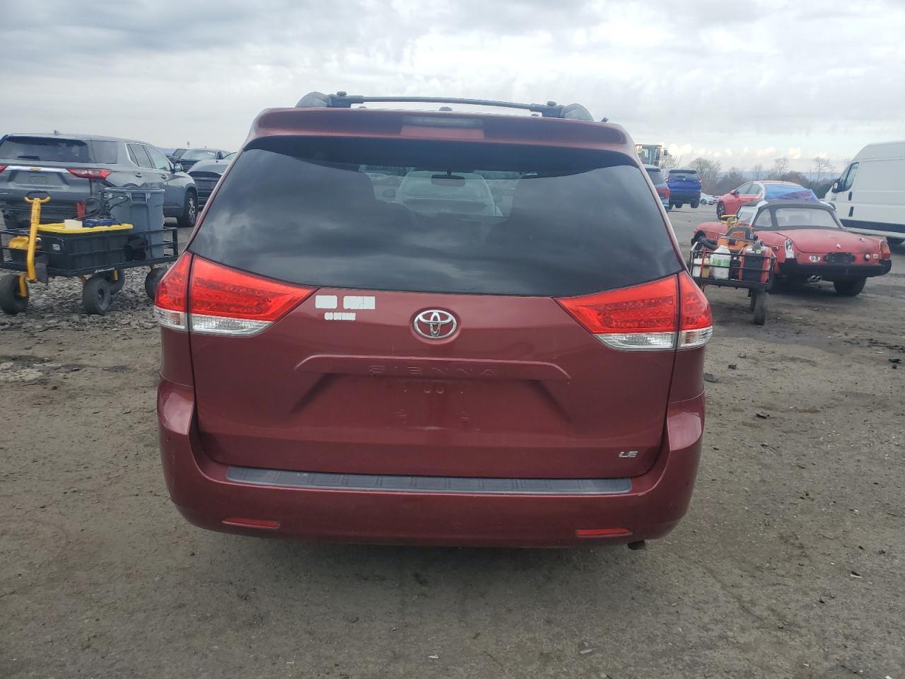 2011 TOYOTA SIENNA
