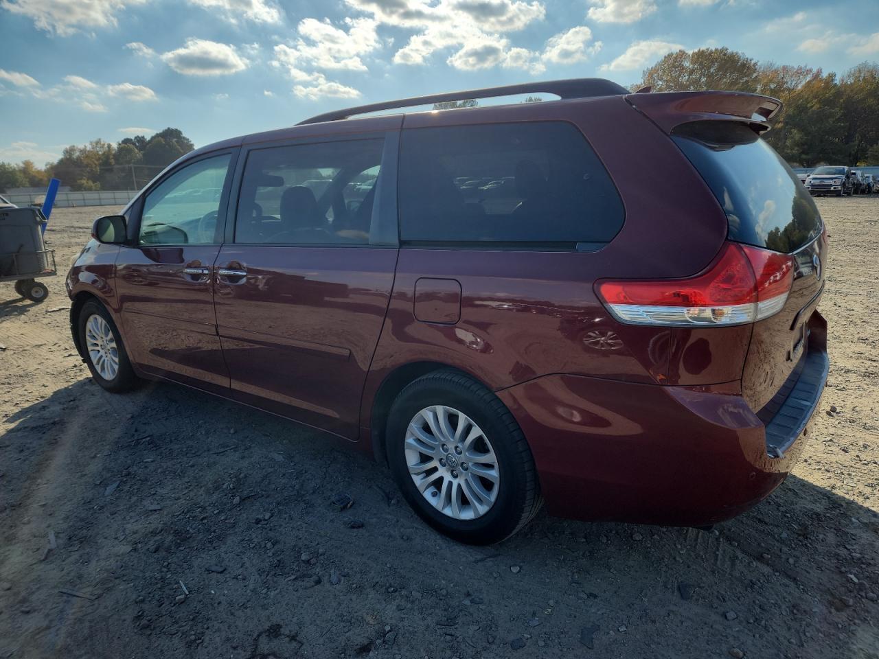 2011 TOYOTA SIENNA