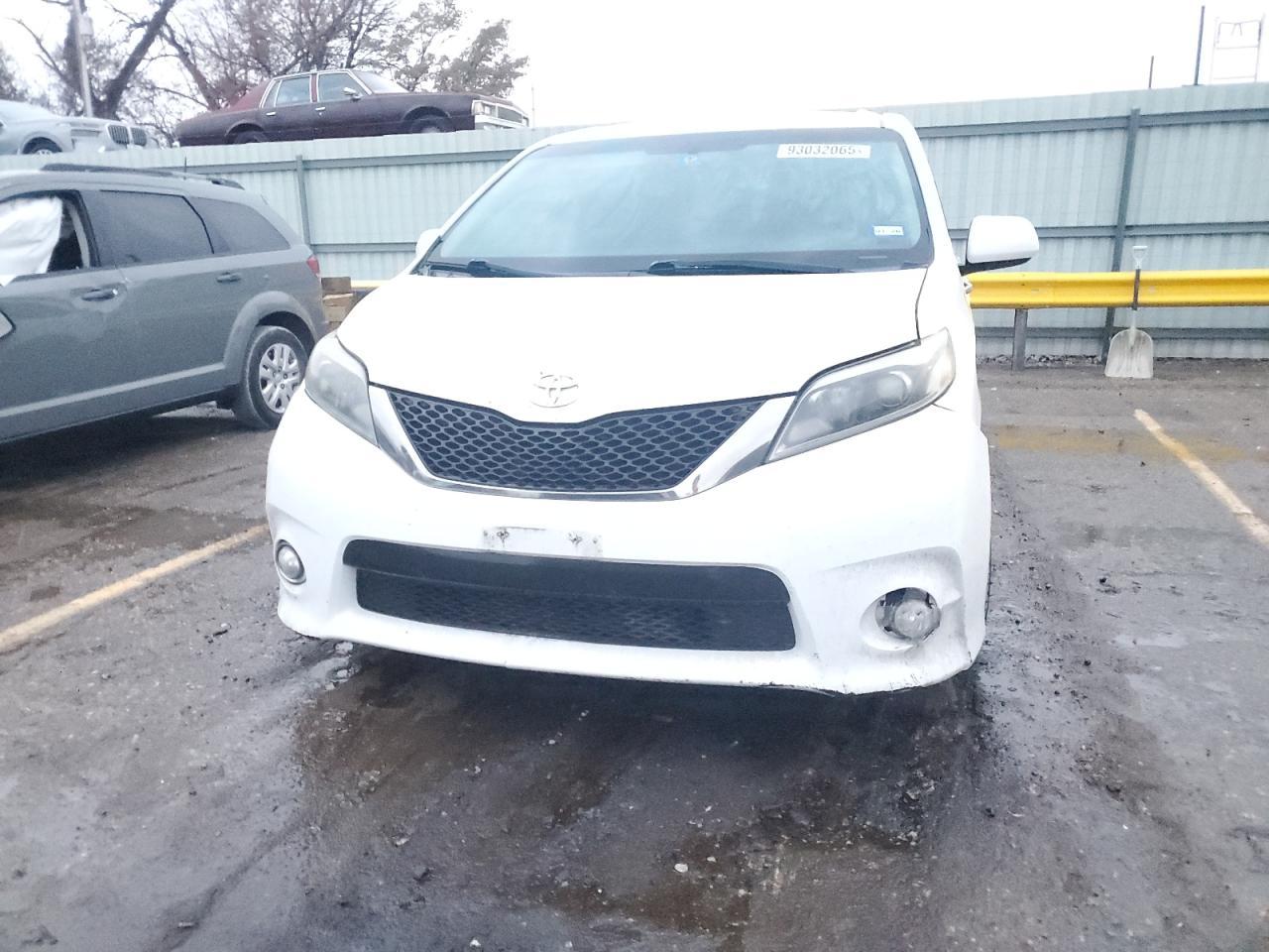 2016 TOYOTA SIENNA