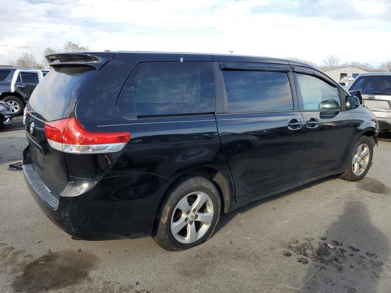 2012 TOYOTA SIENNA