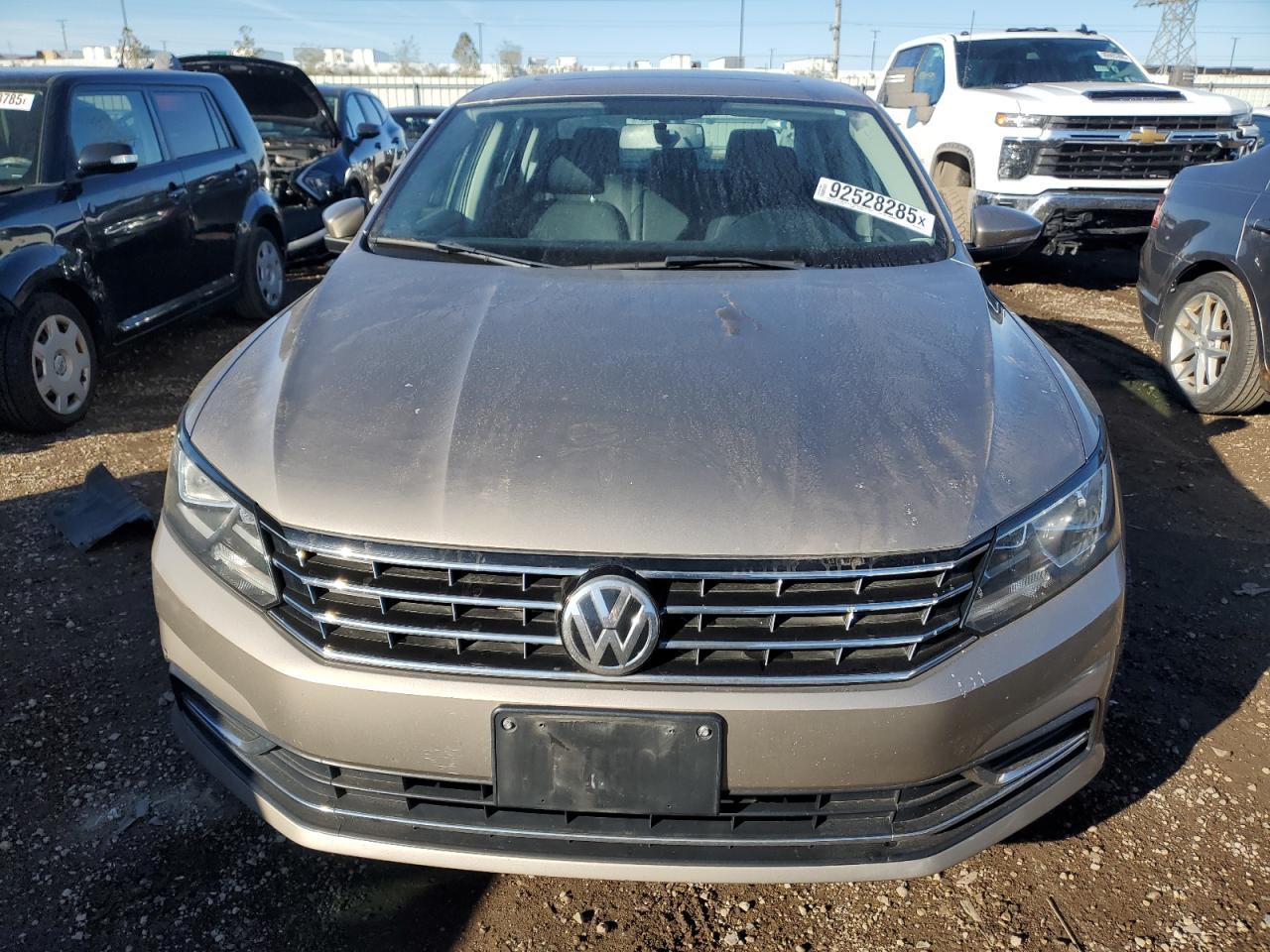 2016 VOLKSWAGEN Passat