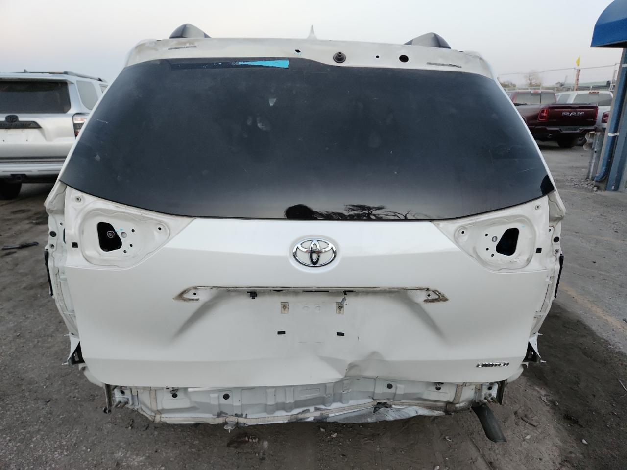 2017 TOYOTA SIENNA
