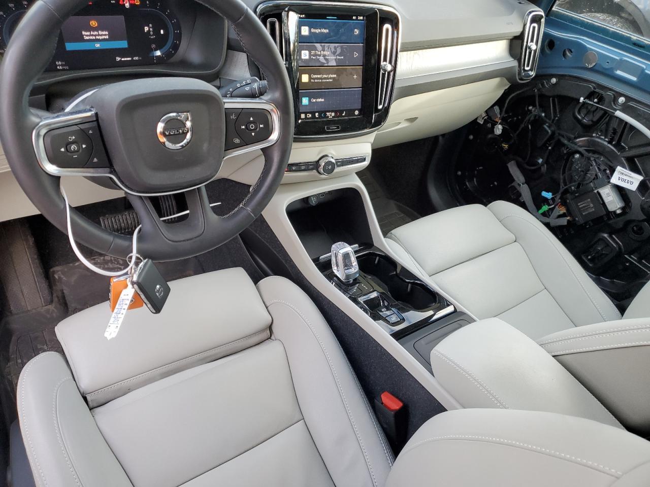 2025 VOLVO XC40