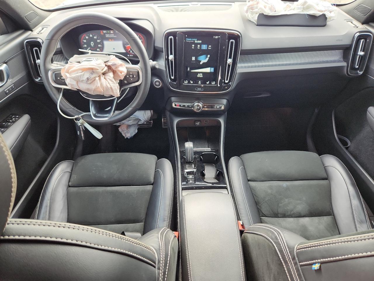 2021 VOLVO XC40