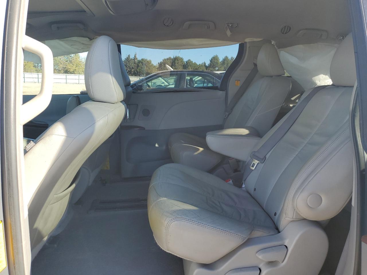 2011 TOYOTA SIENNA