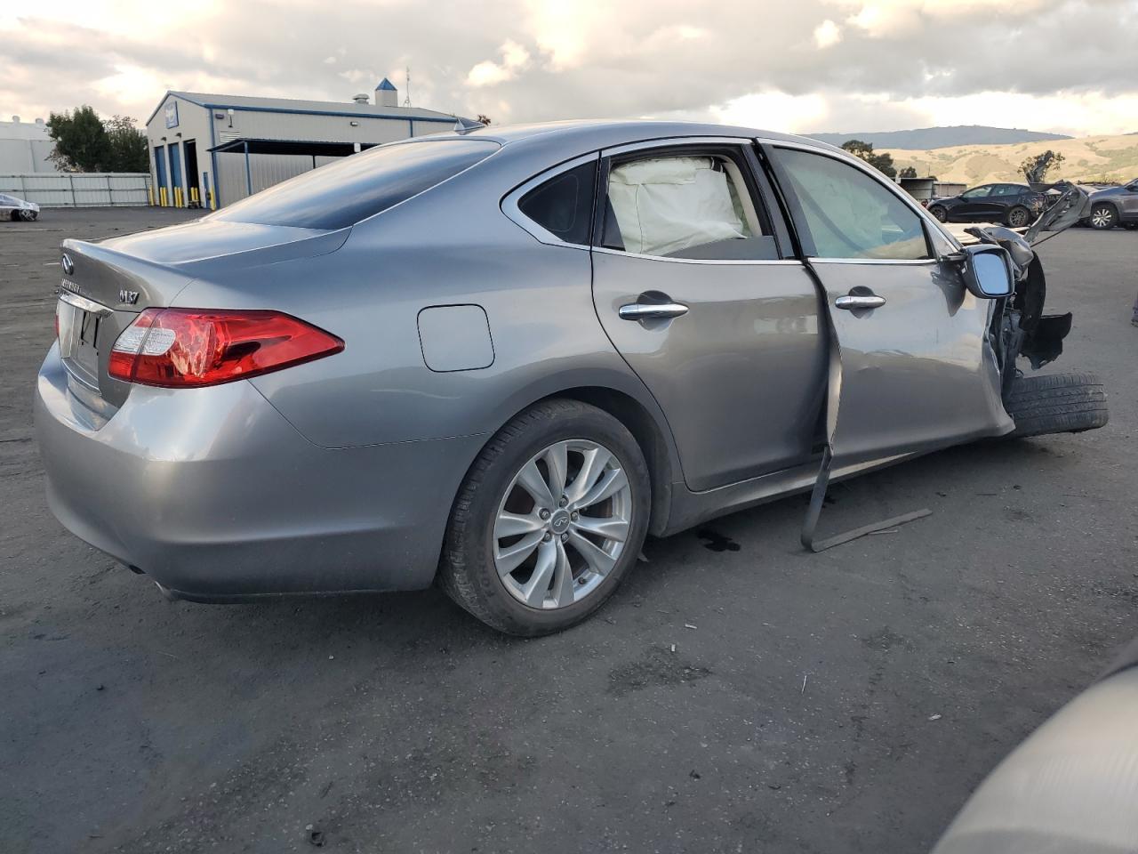 2011 INFINITI M37