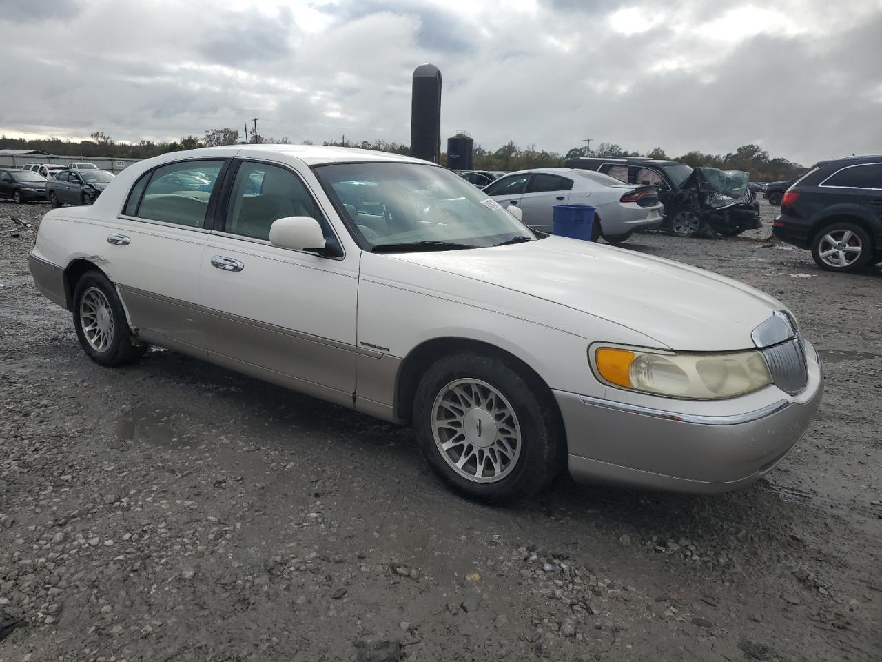 2002 LINCOLN Town Car