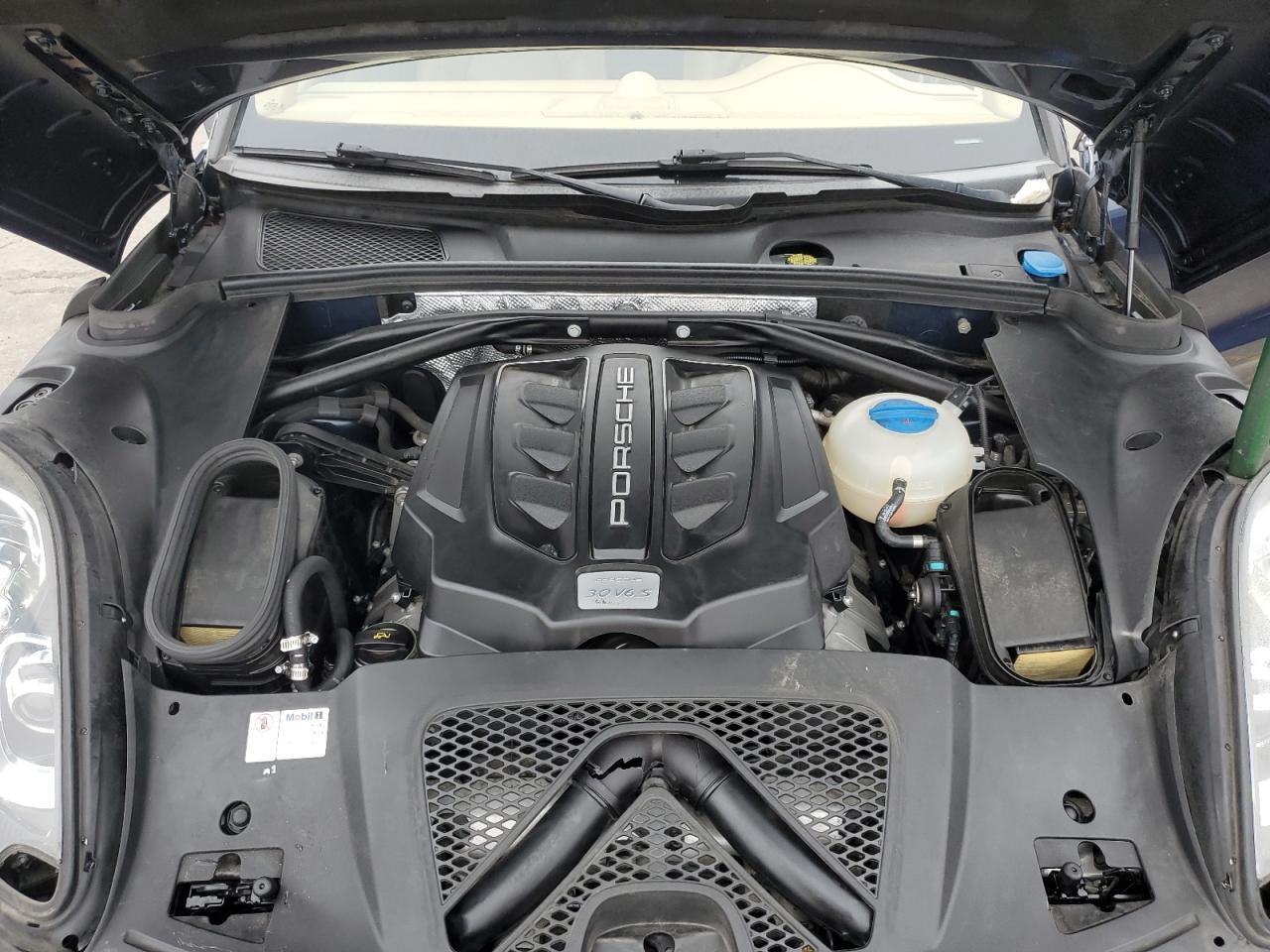 2016 PORSCHE Macan