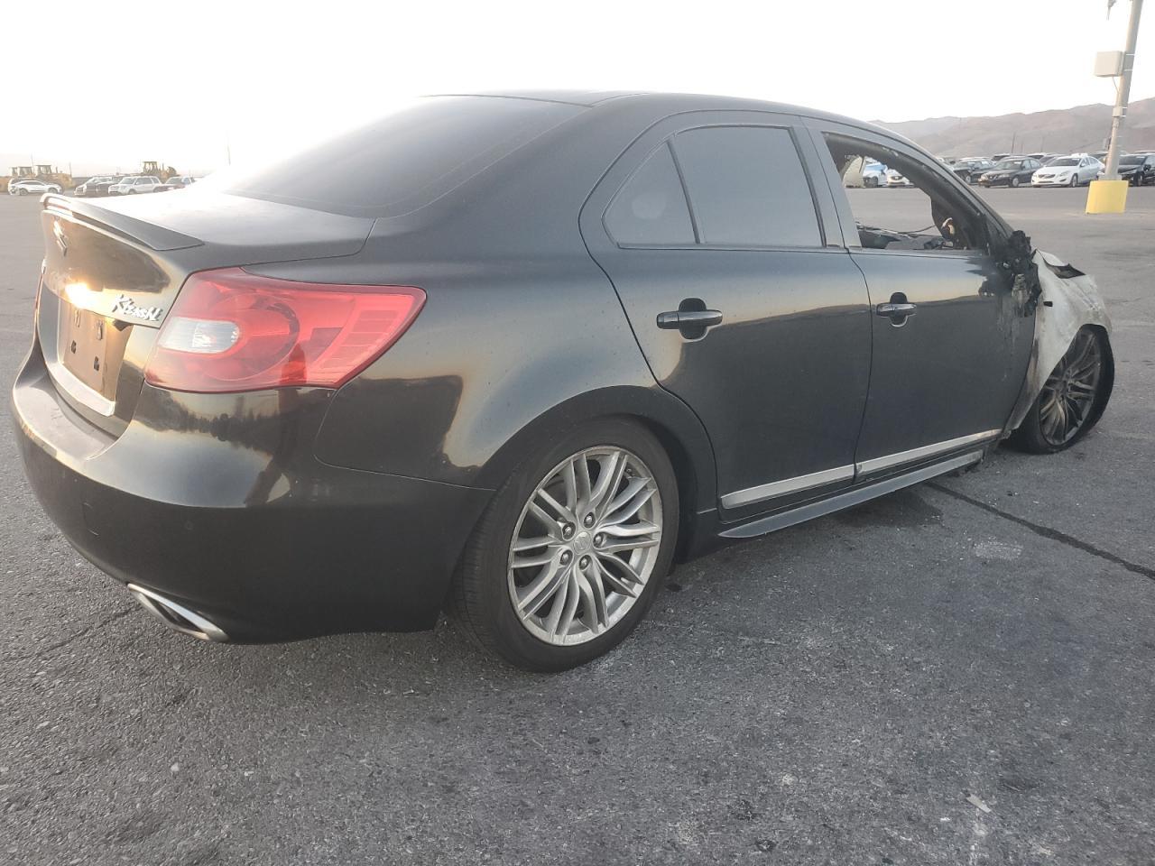 2011 SUZUKI Kizashi