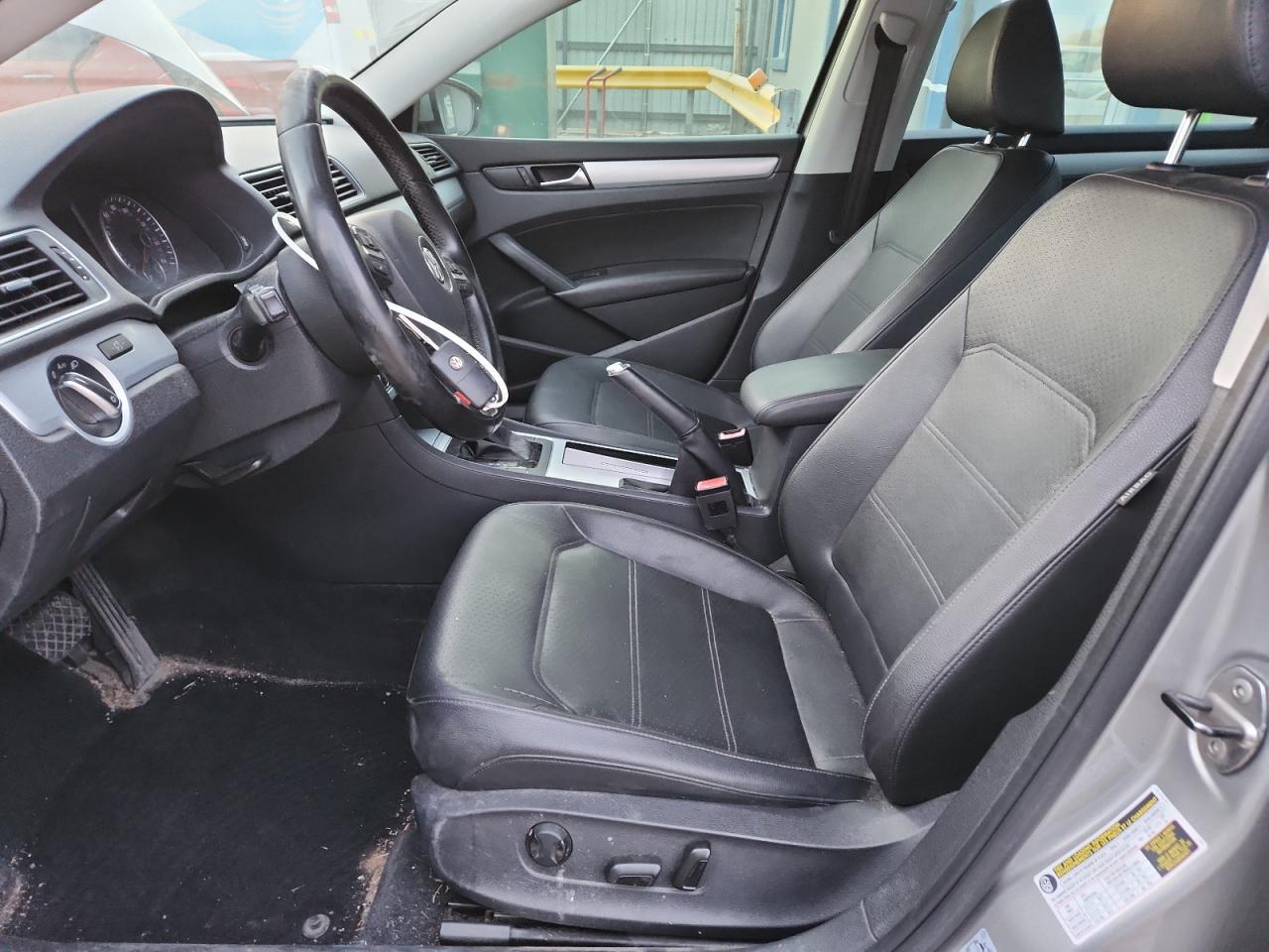 2012 VOLKSWAGEN Passat