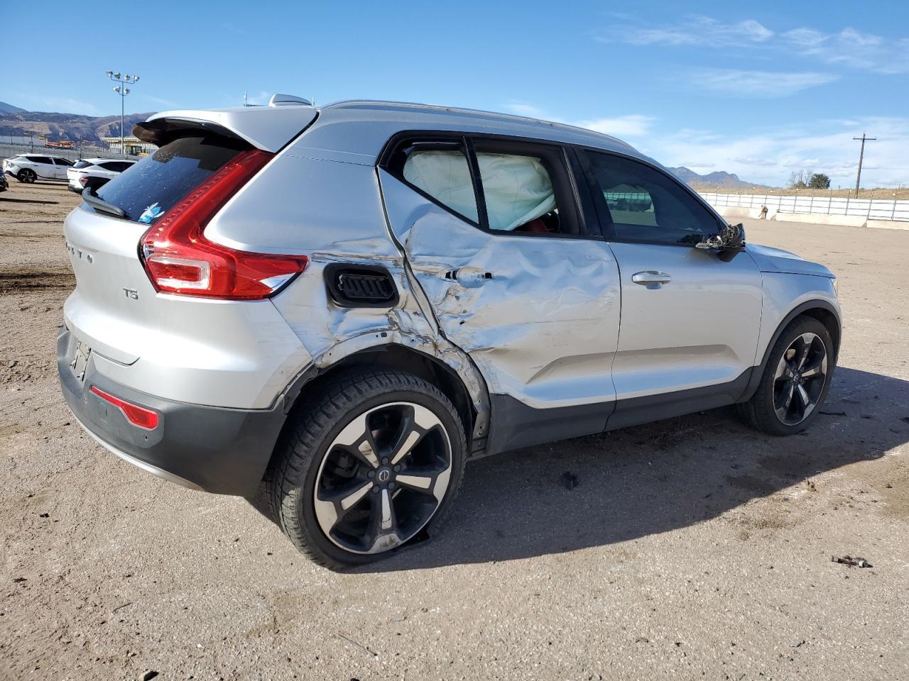 2019 VOLVO XC40