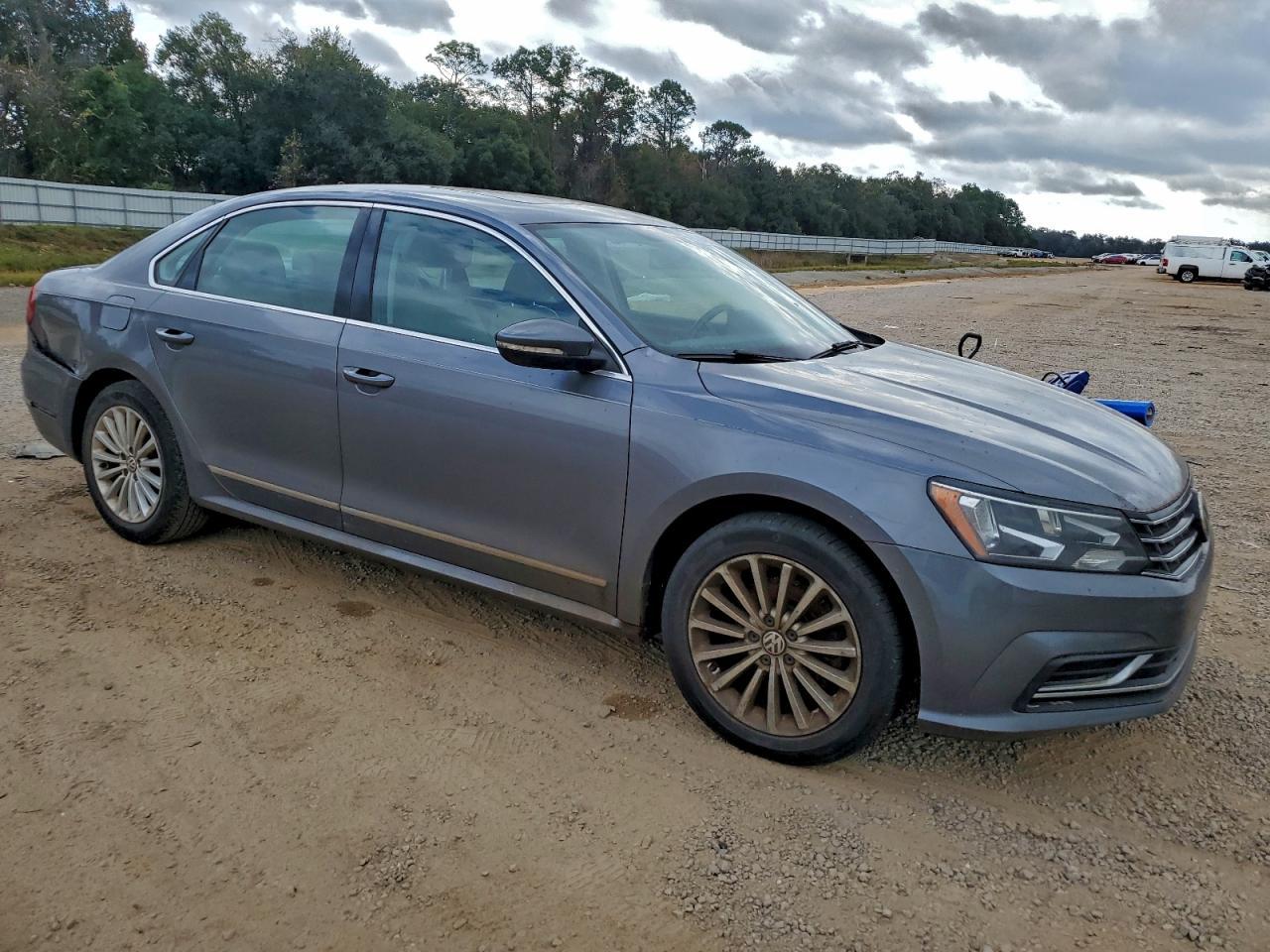 2016 VOLKSWAGEN Passat