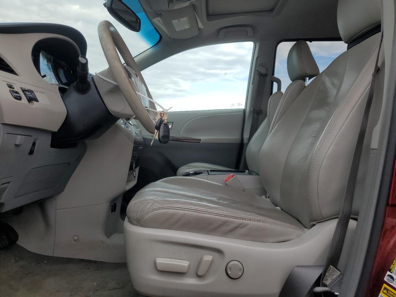 2011 TOYOTA SIENNA