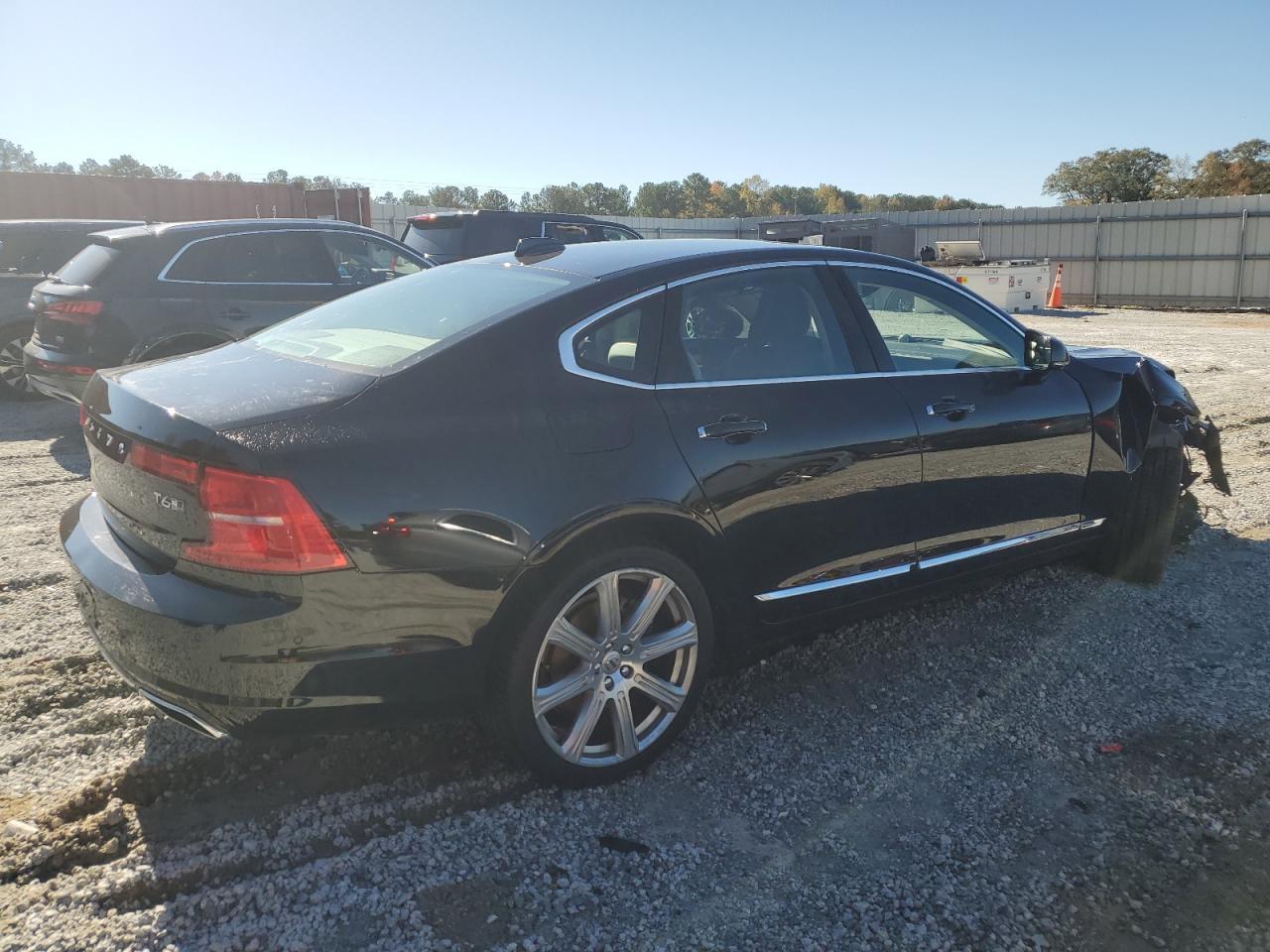 2017 VOLVO S90