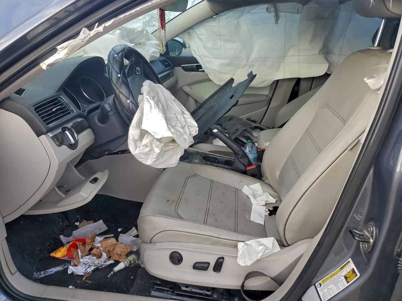 2016 VOLKSWAGEN Passat