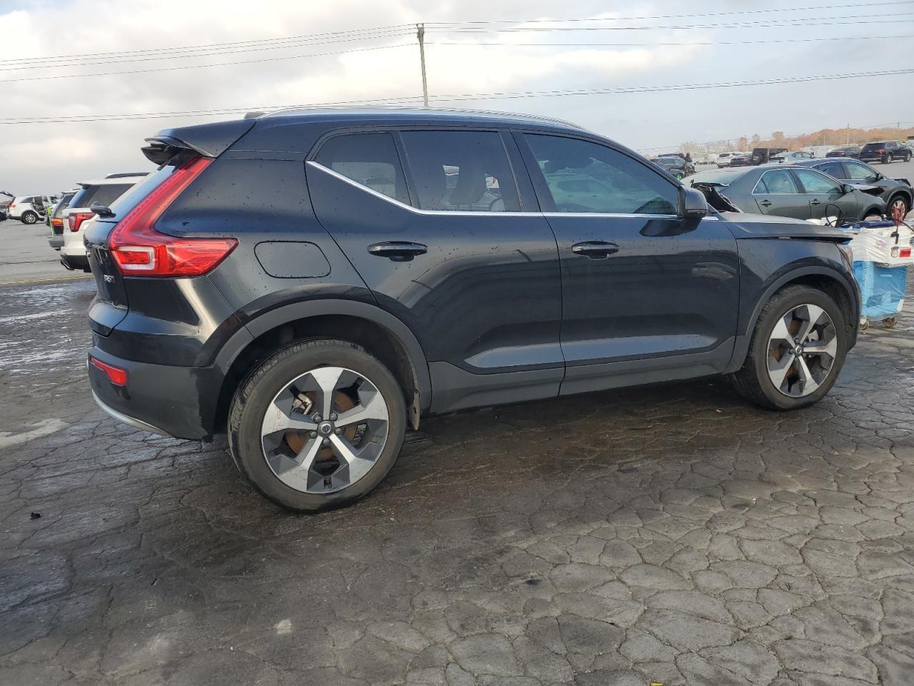 2023 VOLVO XC40