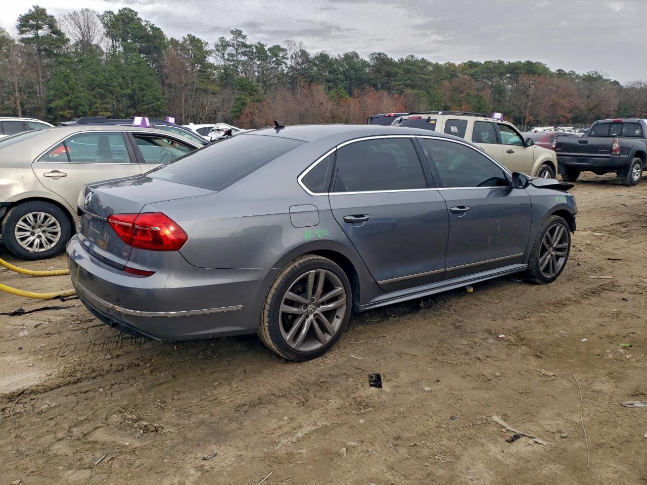 2016 VOLKSWAGEN Passat