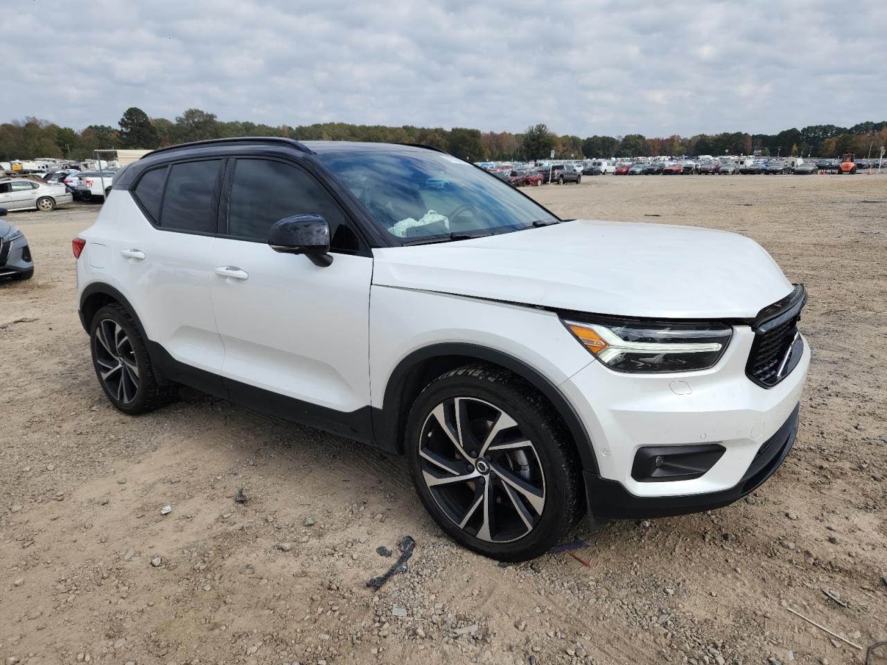 2021 VOLVO XC40