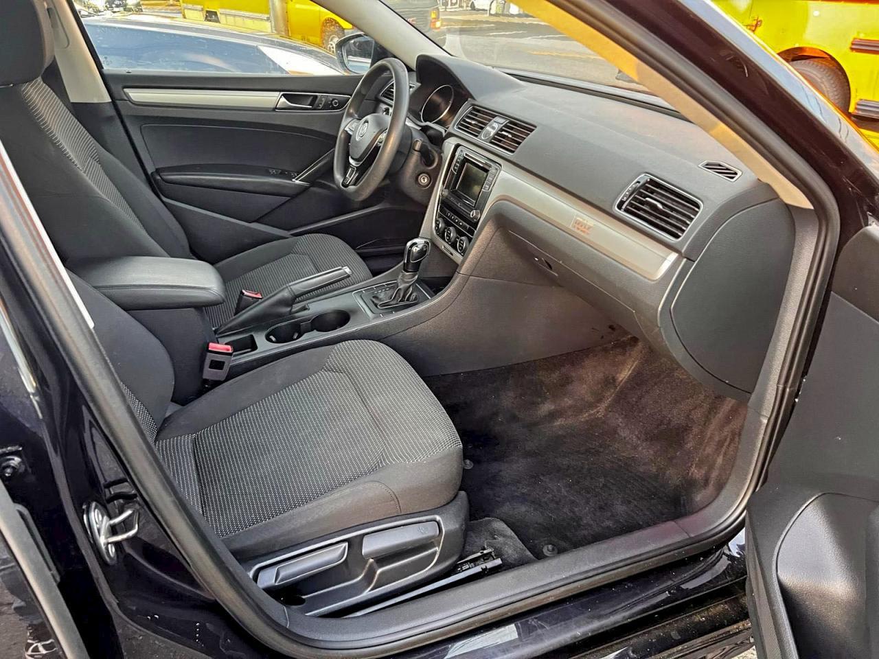 2017 VOLKSWAGEN Passat