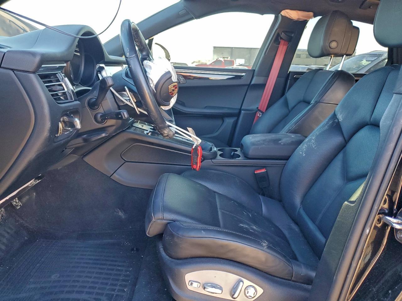 2024 PORSCHE Macan