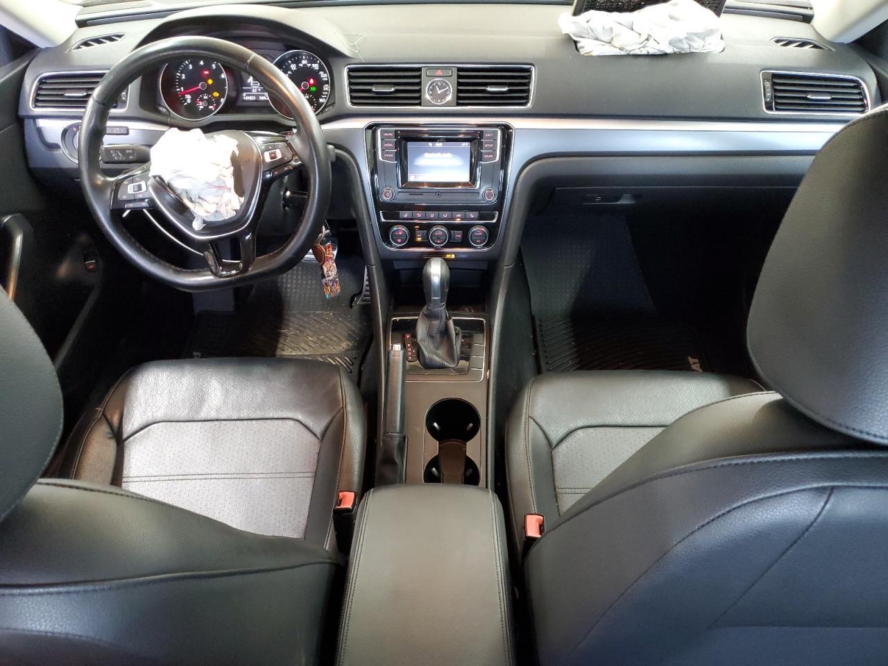 2016 VOLKSWAGEN Passat