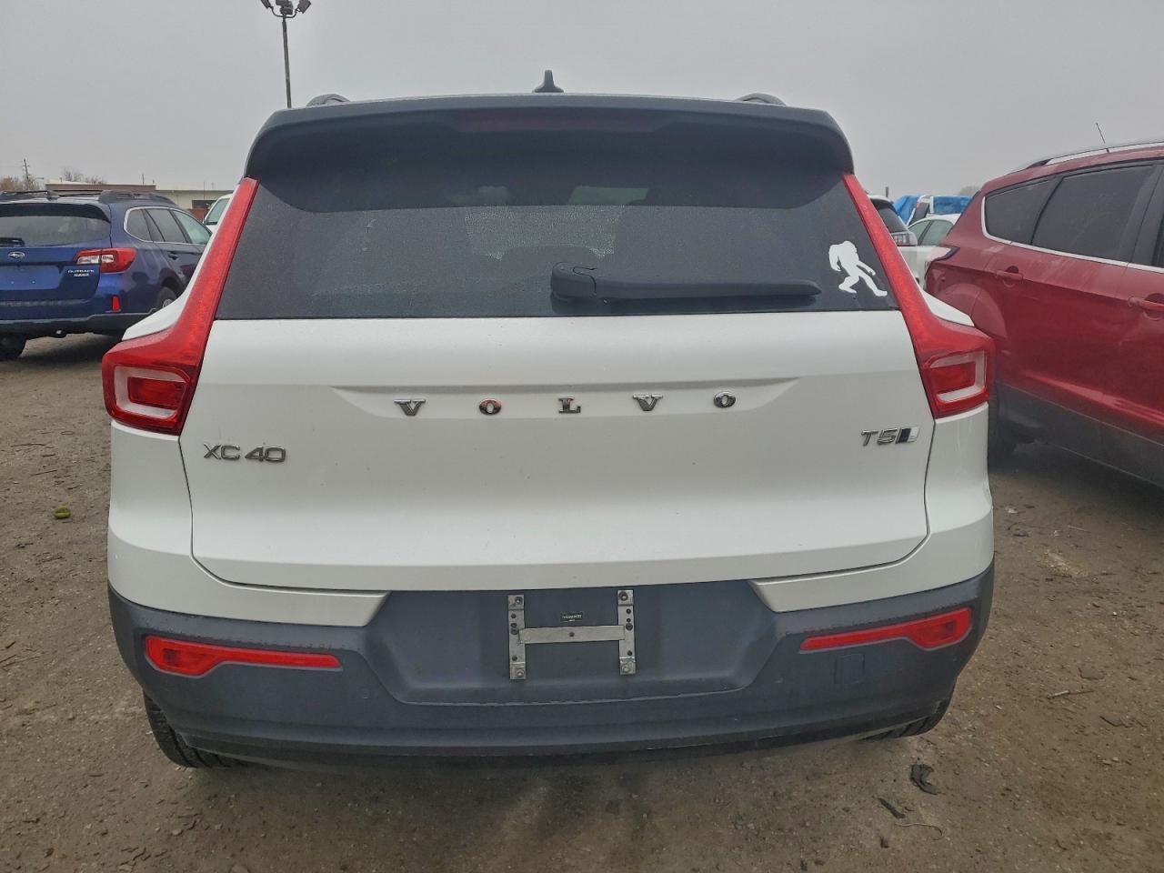 2021 VOLVO XC40