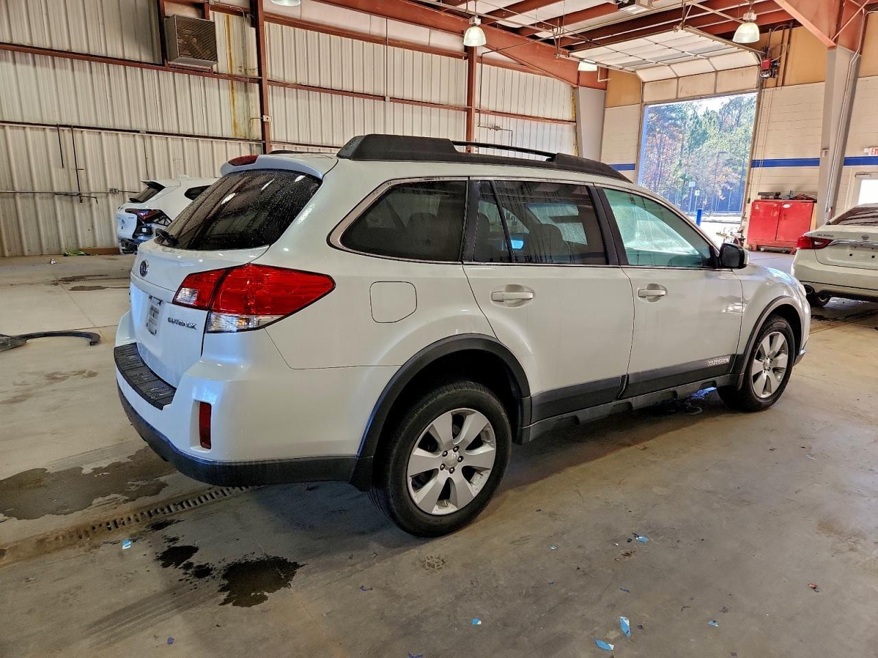 2011 SUBARU Outback