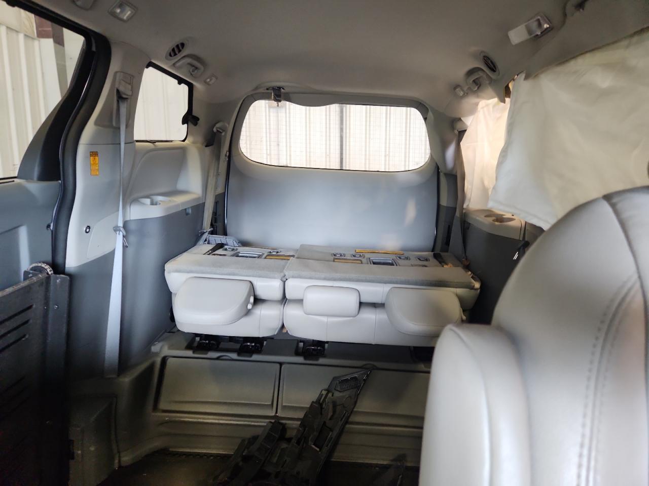 2013 TOYOTA SIENNA