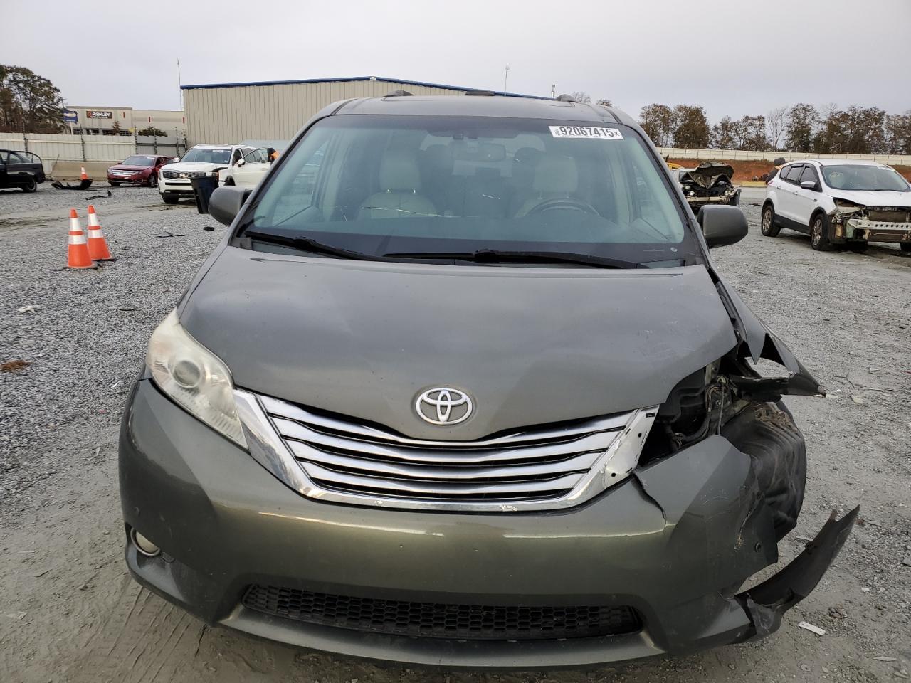 2011 TOYOTA SIENNA