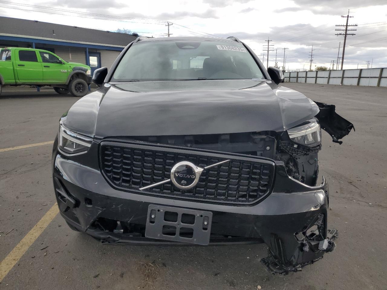 2023 VOLVO XC40