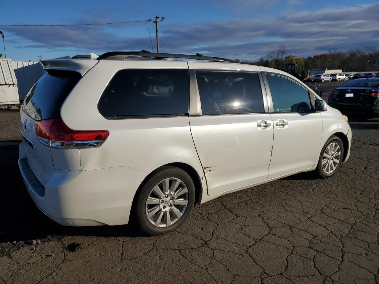 2011 TOYOTA SIENNA
