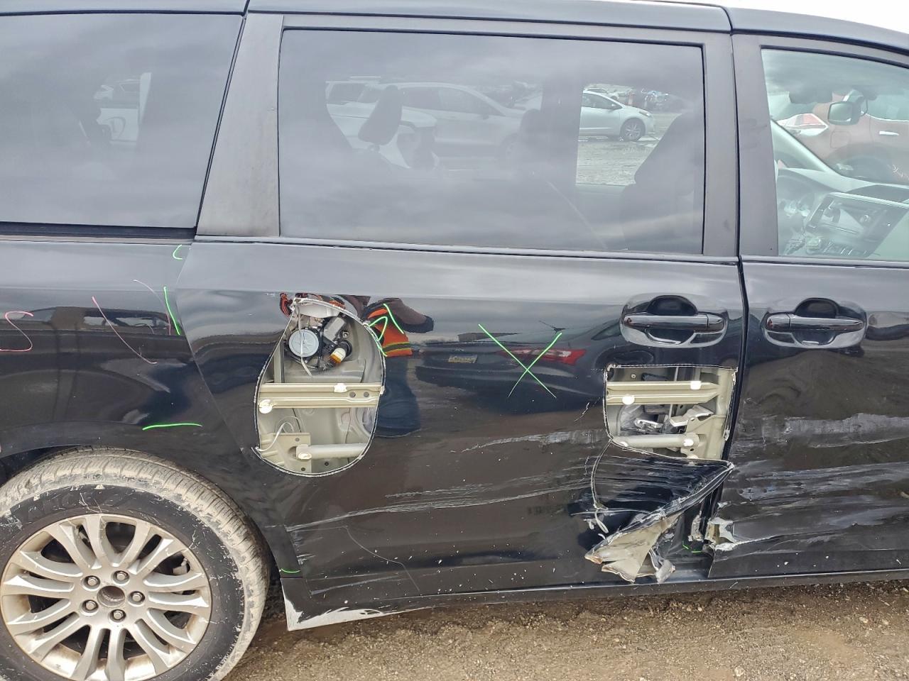 2012 TOYOTA SIENNA