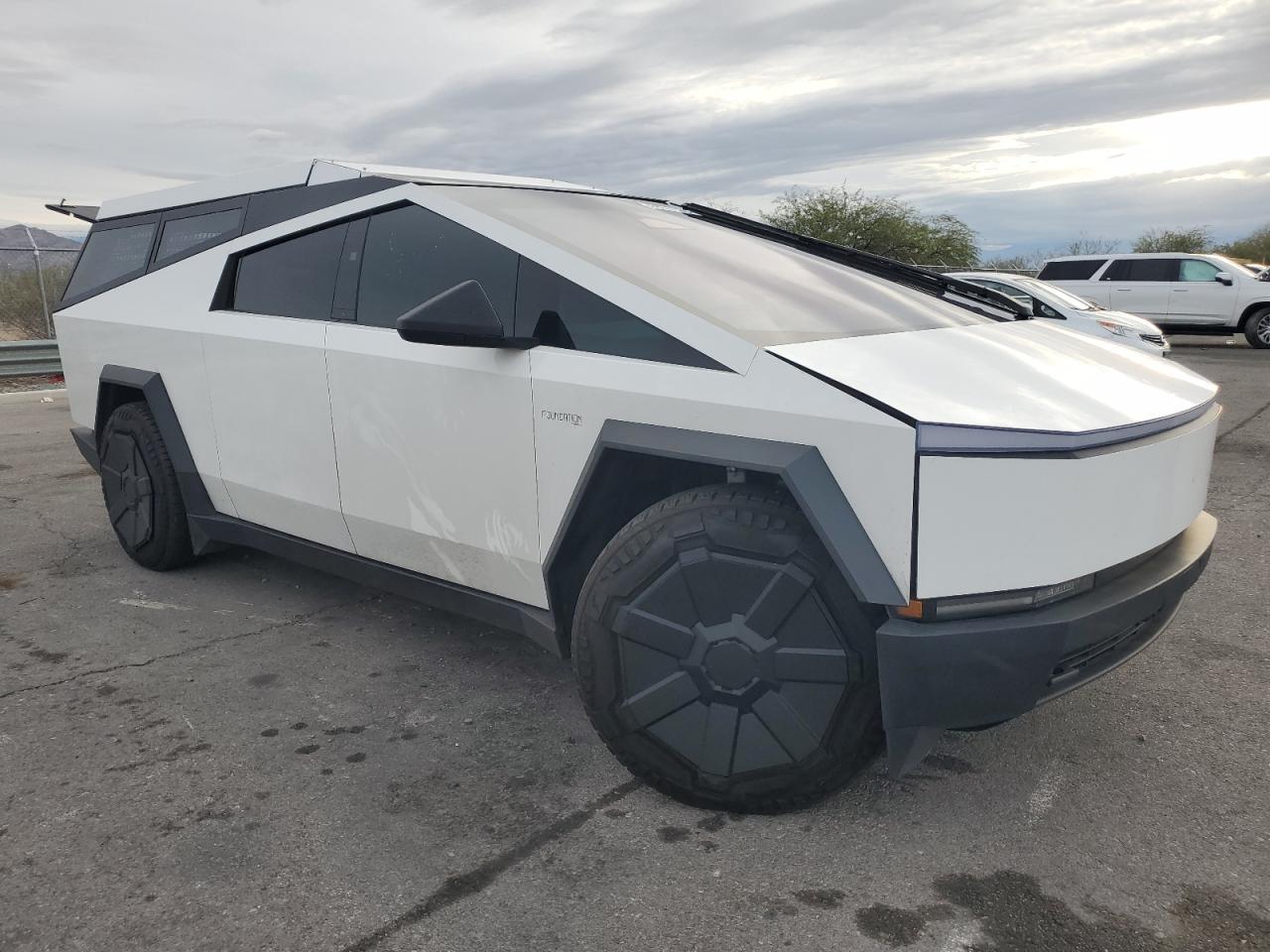 2024 TESLA Cybertruck