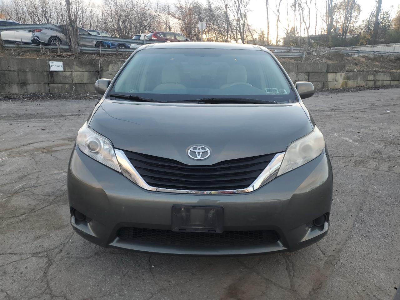 2012 TOYOTA SIENNA
