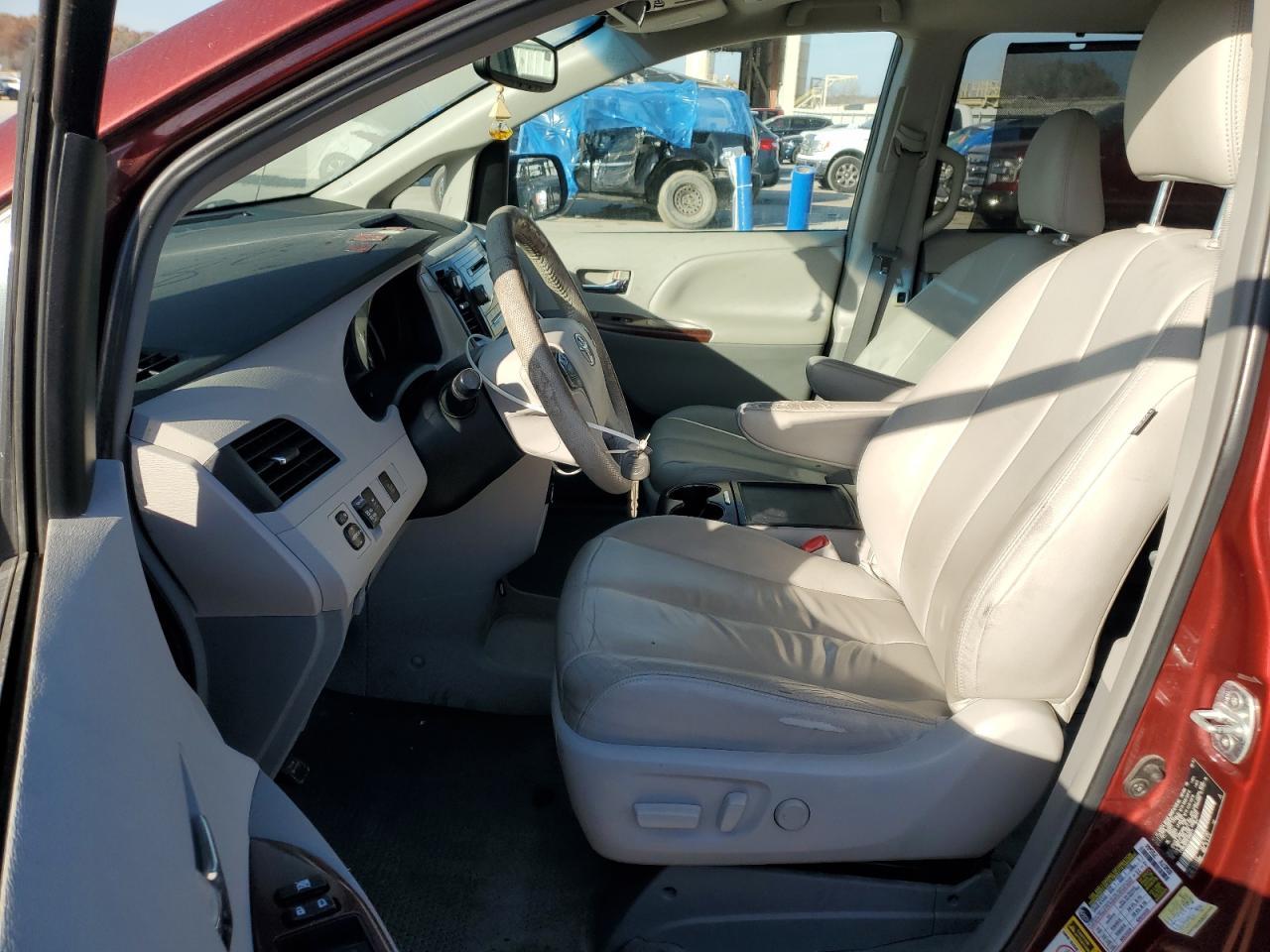 2014 TOYOTA SIENNA