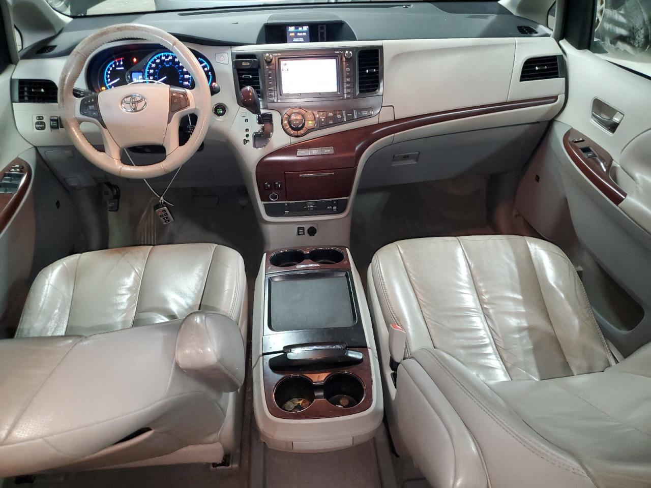 2011 TOYOTA SIENNA