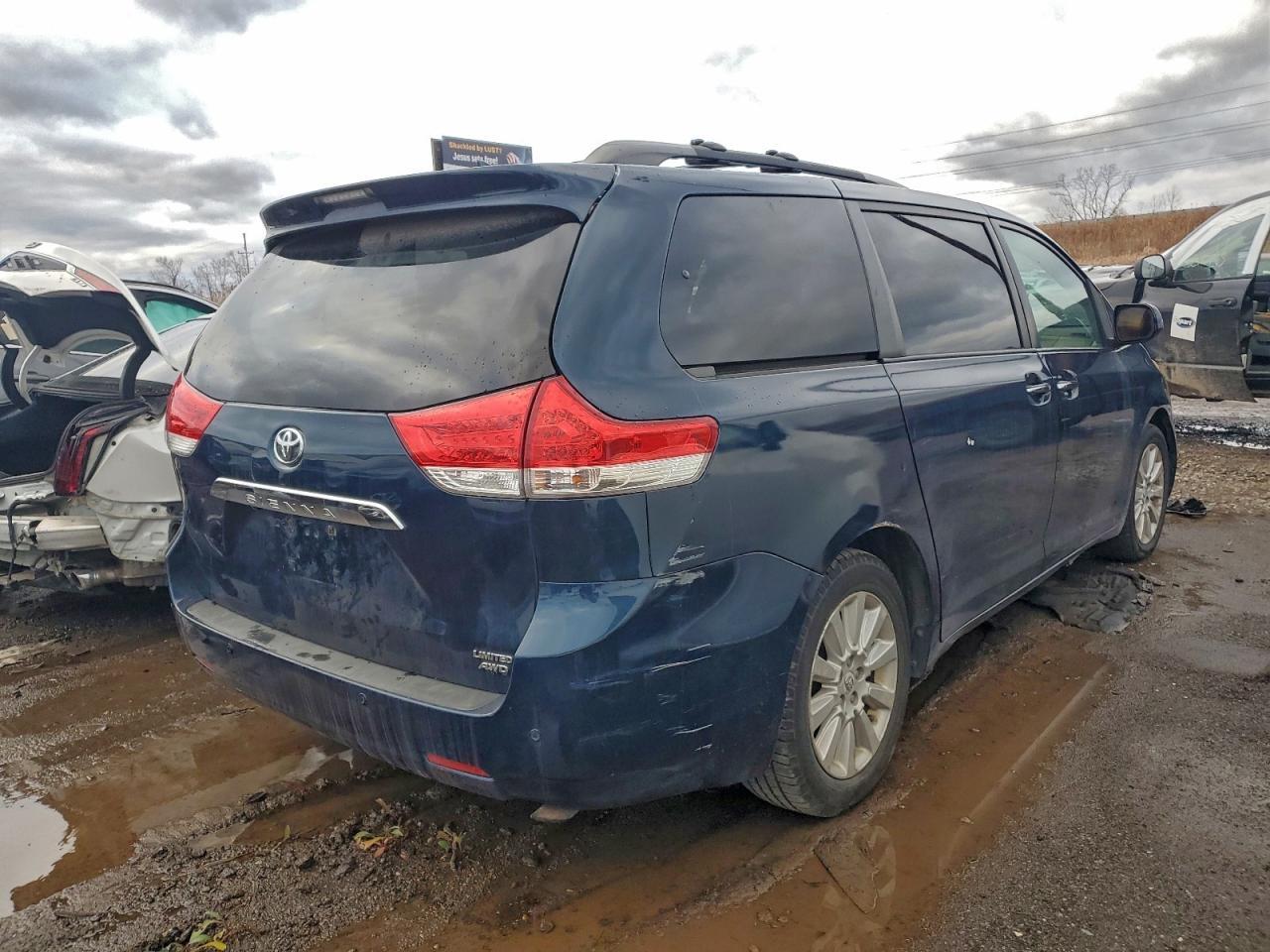 2011 TOYOTA SIENNA