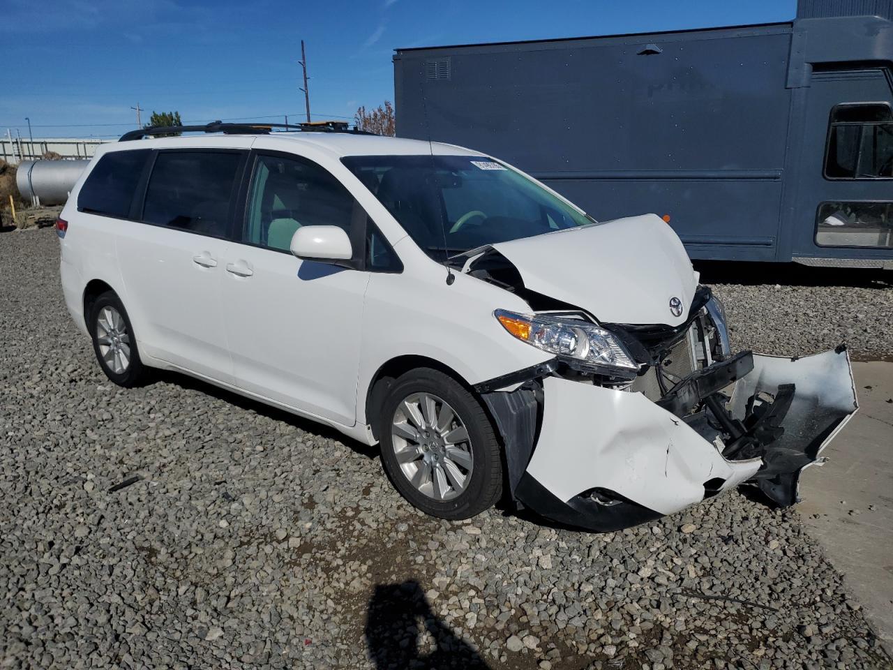 2013 TOYOTA SIENNA