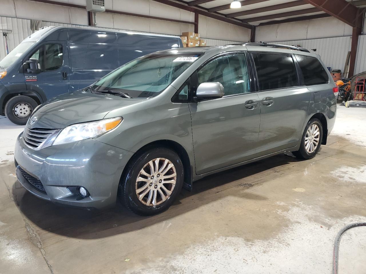 2013 TOYOTA SIENNA