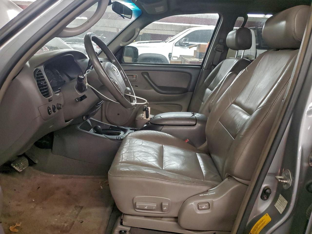 2004 TOYOTA Sequoia