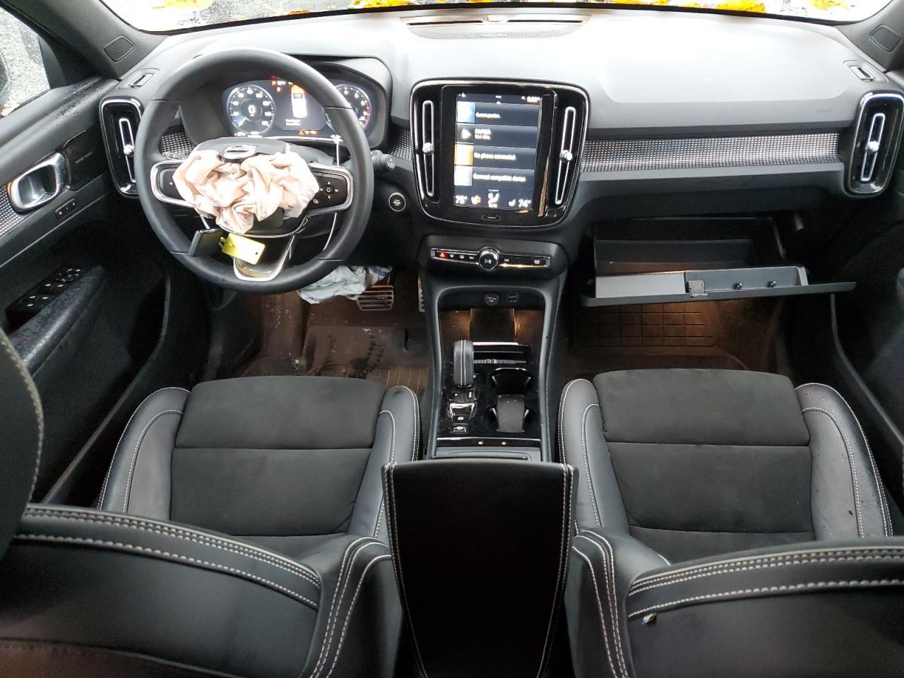 2022 VOLVO XC40