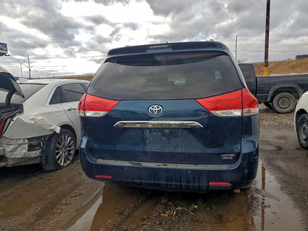 2011 TOYOTA SIENNA
