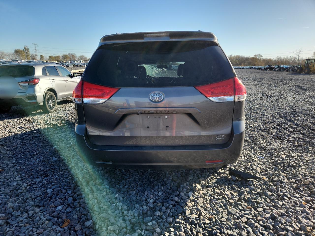 2011 TOYOTA SIENNA