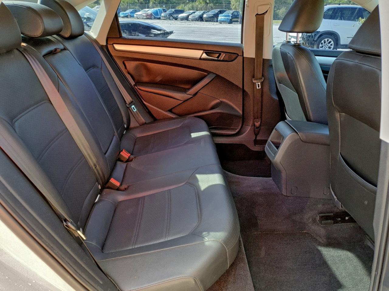 2012 VOLKSWAGEN Passat