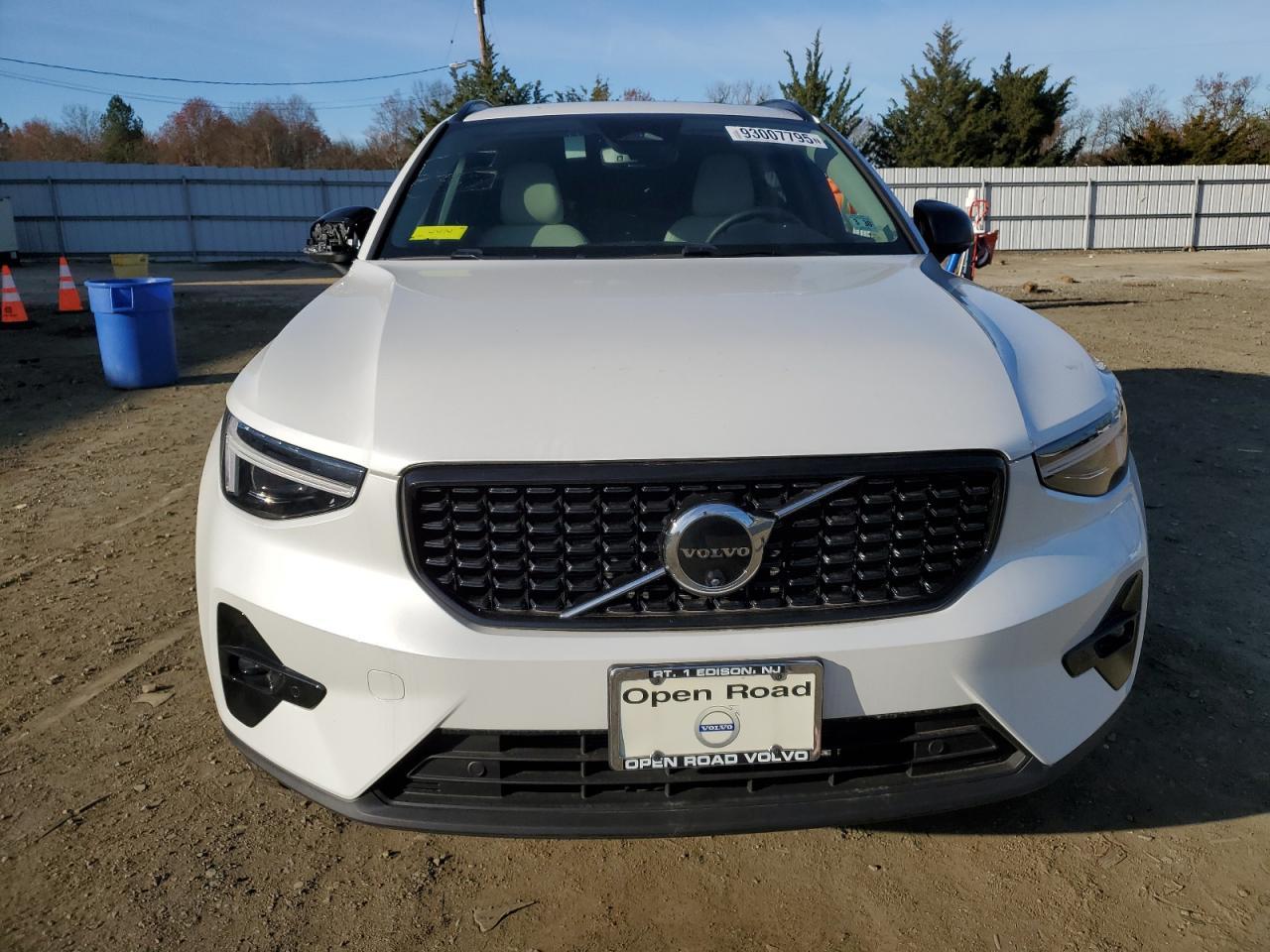 2025 VOLVO XC40