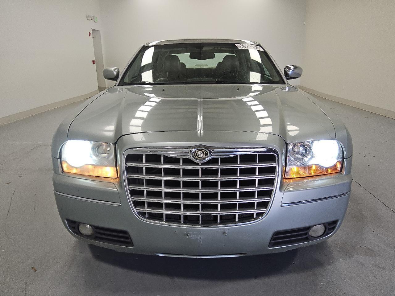 2005 CHRYSLER 300
